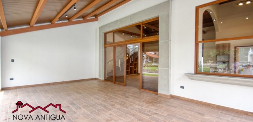 H111 – Hermosa casa en San Pedro el Alto