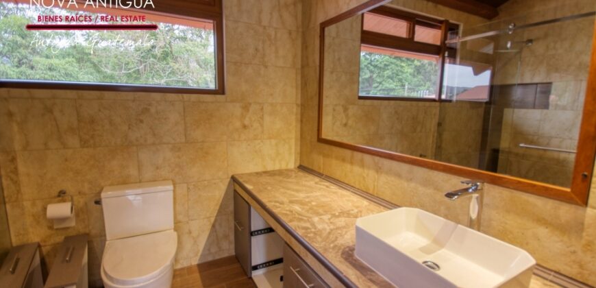 H111 – Hermosa casa en San Pedro el Alto