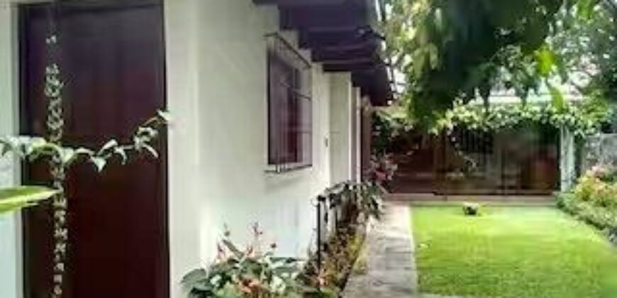 A260 – Casa en renta de 3 habitaciones amueblada.