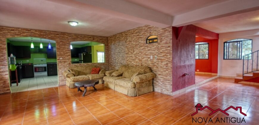 J135 – Casa en venta en Villas de Santiago.