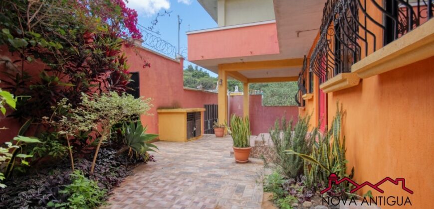 J135 – Casa en venta en Villas de Santiago.