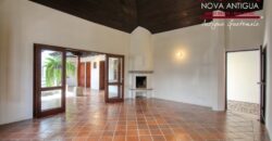 D71 – Casa de esquina en residencial en el area de Panorama