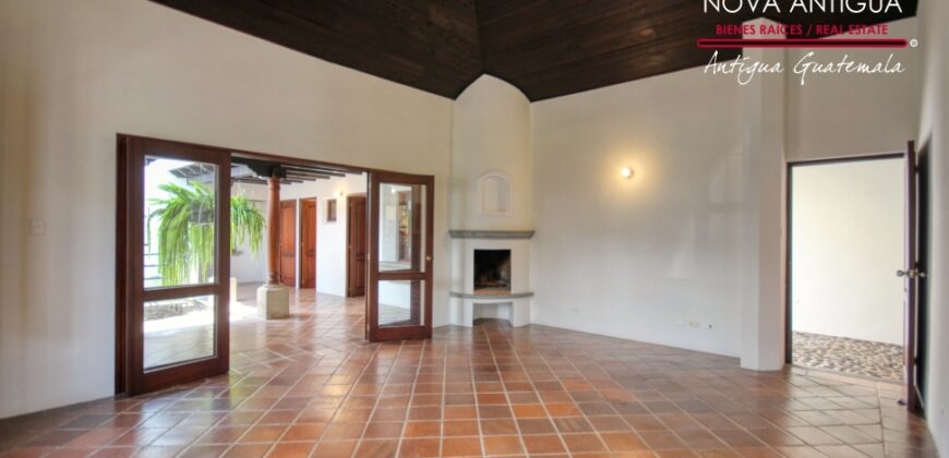 D71 – Casa de esquina en residencial en el area de Panorama