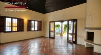 D71 – Casa de esquina en residencial en el area de Panorama