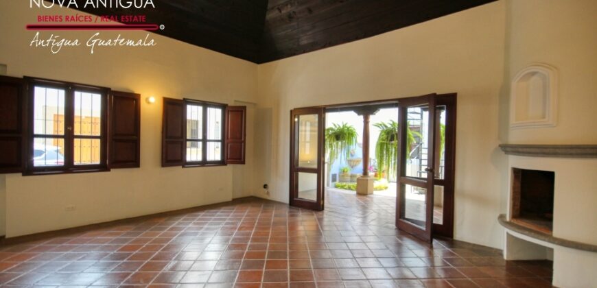 D71 – Casa de esquina en residencial en el area de Panorama