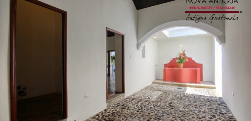 D71 – Casa de esquina en residencial en el area de Panorama