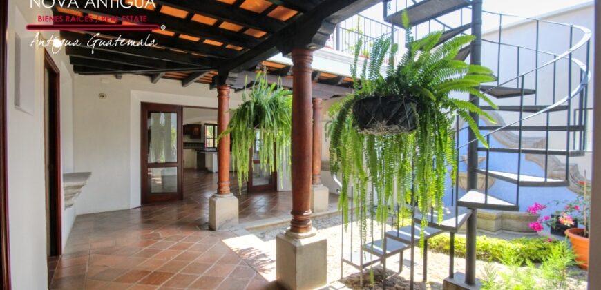 D71 – Casa de esquina en residencial en el area de Panorama