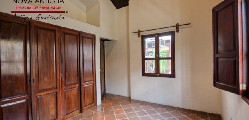 D71 – Casa de esquina en residencial en el area de Panorama