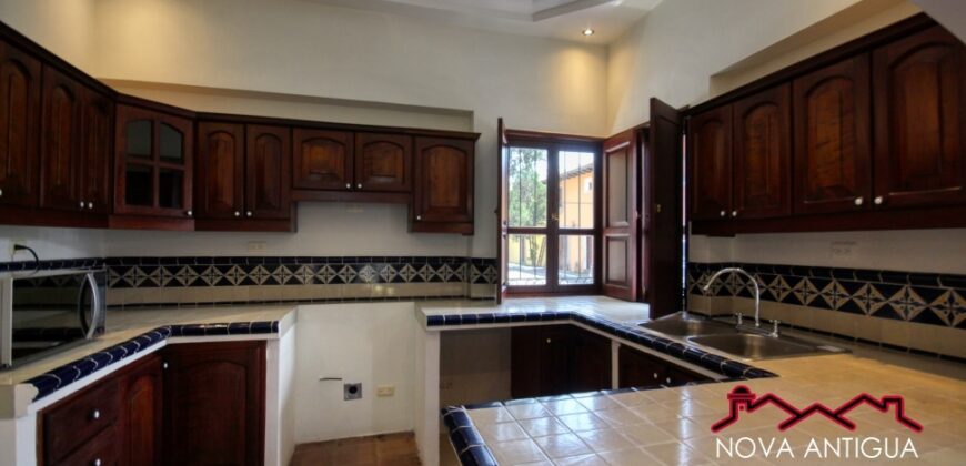 D71 – Casa de esquina en residencial en el area de Panorama