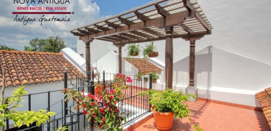 D71 – Casa de esquina en residencial en el area de Panorama