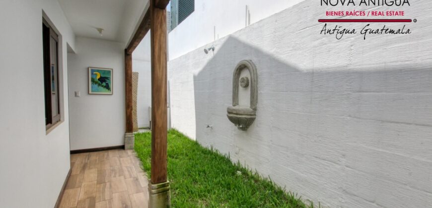 J137 – House in a residential area in Ciudad Vieja