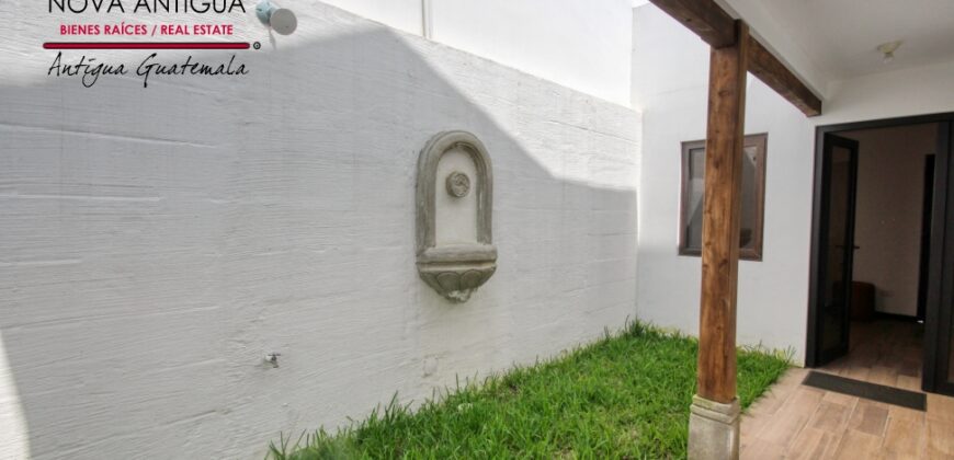 J137 – Casa en residencial en el area de Ciudad vieja