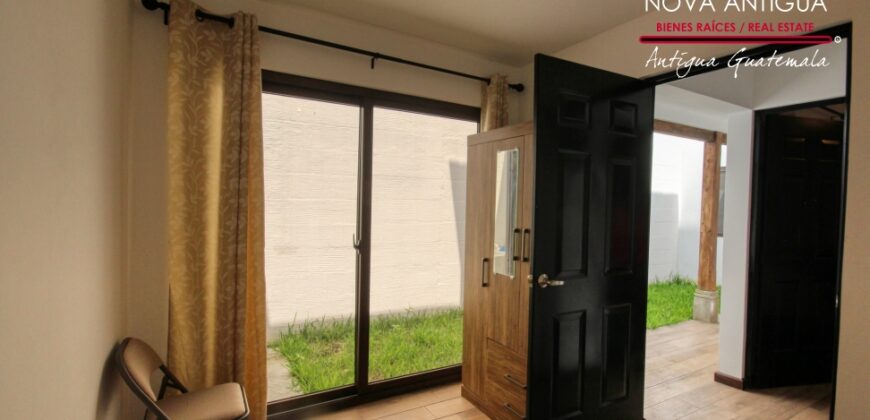 J137 – House in a residential area in Ciudad Vieja