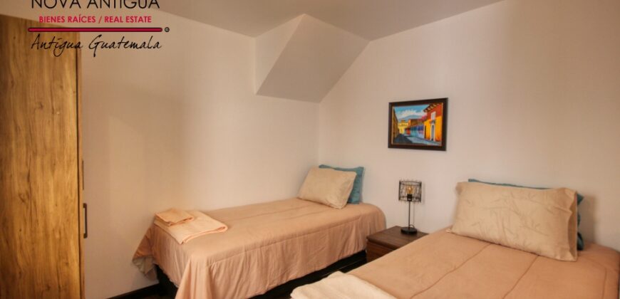 J137 – House in a residential area in Ciudad Vieja