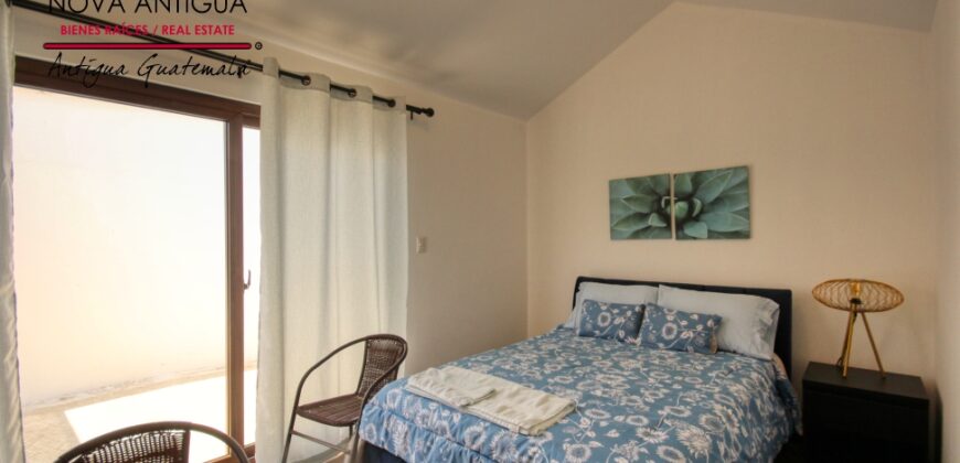 J137 – House in a residential area in Ciudad Vieja