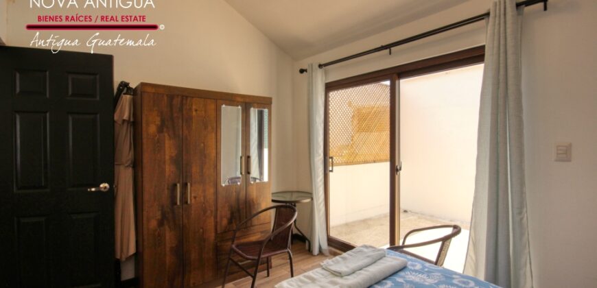 J137 – House in a residential area in Ciudad Vieja