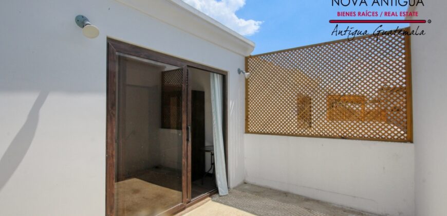 J137 – House in a residential area in Ciudad Vieja