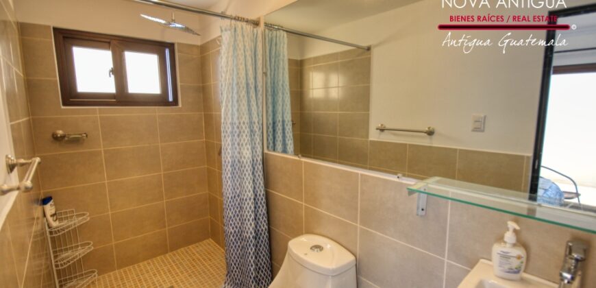 J137 – House in a residential area in Ciudad Vieja