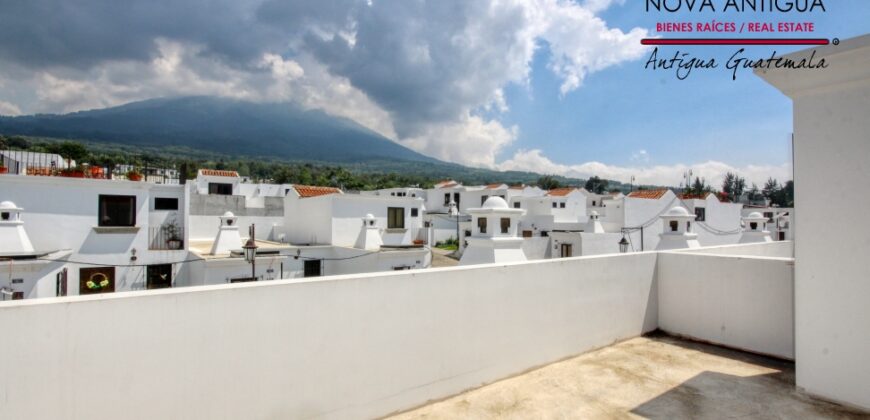 J137 – Casa en residencial en el area de Ciudad vieja