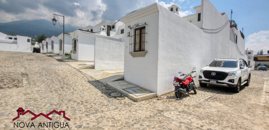 J137 – House in a residential area in Ciudad Vieja