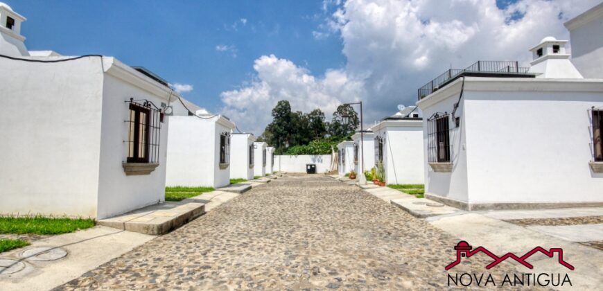 J137 – House in a residential area in Ciudad Vieja