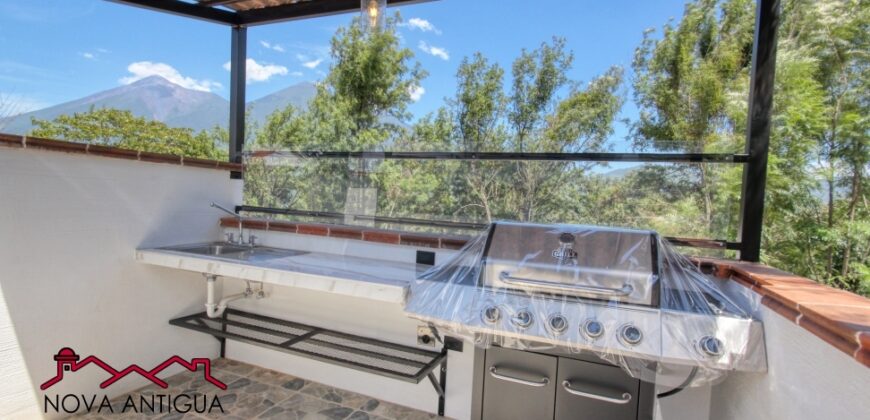 R32 – Beautiful house in residential Antigua Gardens