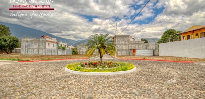 T49 – Casa en construccion dentro de condominio