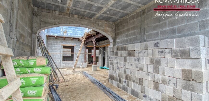 T49 – Casa en construccion dentro de condominio