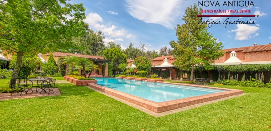 A4239 – Cozy Loft for Rent in Downtown Antigua