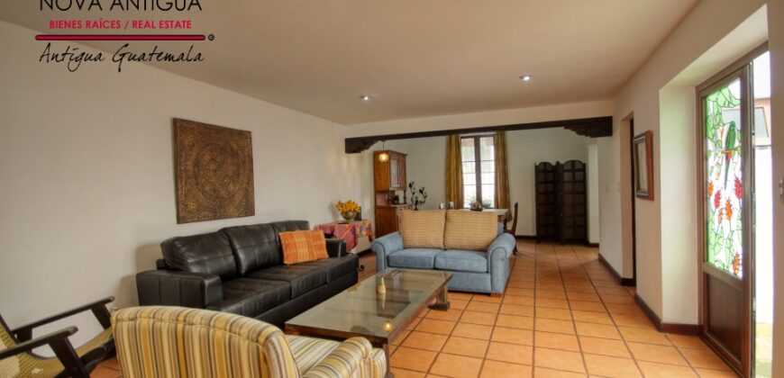 A4239 – Cozy Loft for Rent in Downtown Antigua