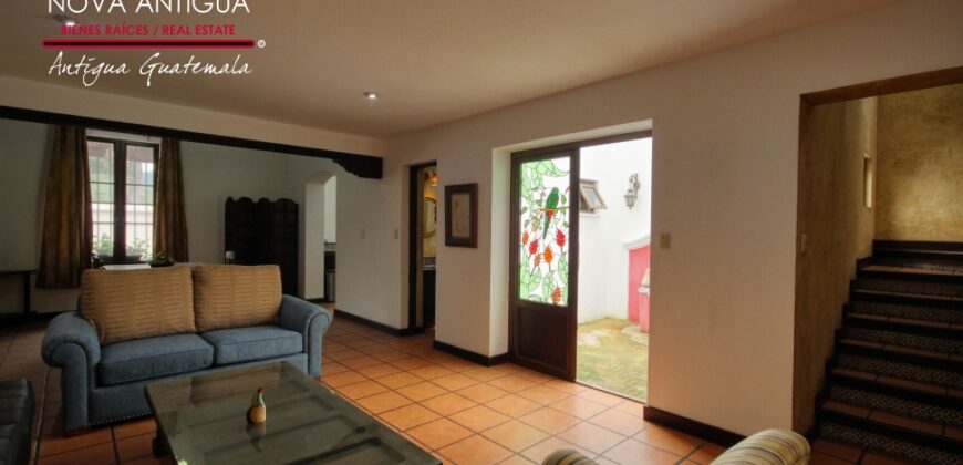 A4239 – Cozy Loft for Rent in Downtown Antigua