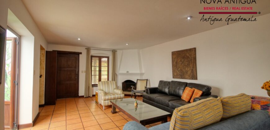 A4239 – Cozy Loft for Rent in Downtown Antigua