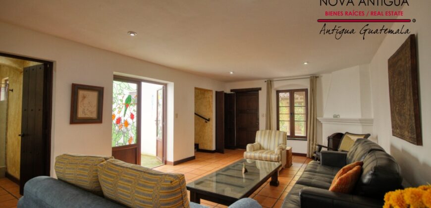 A4239 – Cozy Loft for Rent in Downtown Antigua