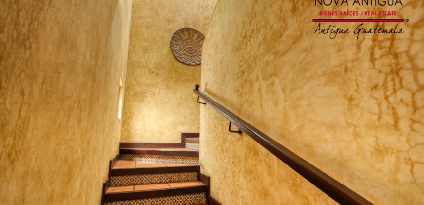 A4239 – Cozy Loft for Rent in Downtown Antigua