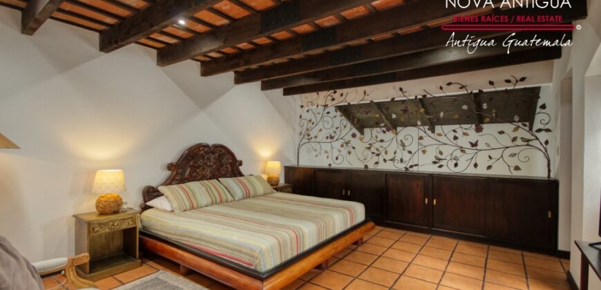 A4239 – Cozy Loft for Rent in Downtown Antigua