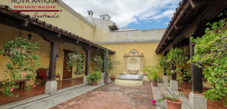 A4239 – Cozy Loft for Rent in Downtown Antigua