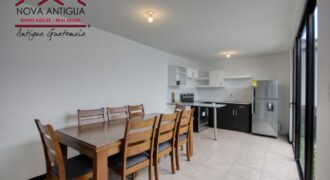 J139 – Casa amueblada de dos niveles en renta en el area de Ciudad Vieja