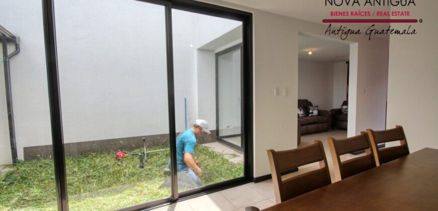 J139 – Casa amueblada de dos niveles en renta en el area de Ciudad Vieja