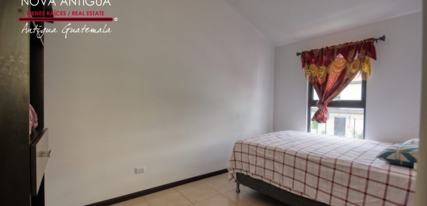 J139 – Casa amueblada de dos niveles en renta en el area de Ciudad Vieja