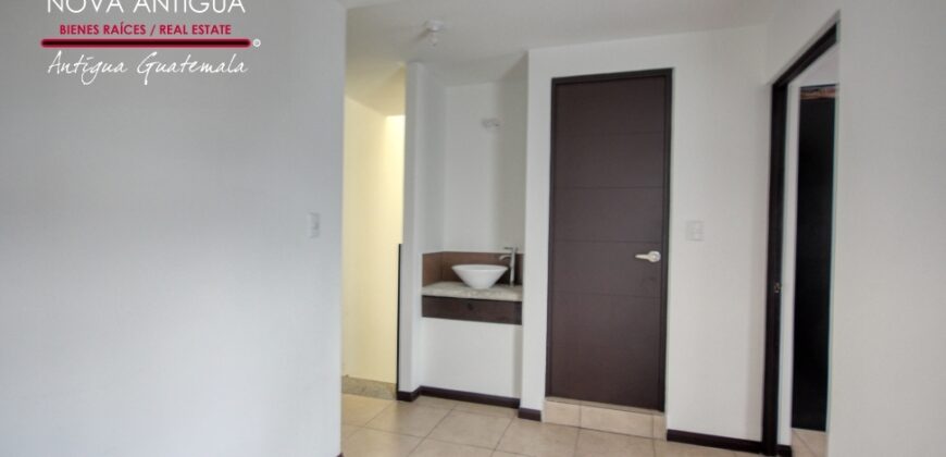 J139 – Casa amueblada de dos niveles en renta en el area de Ciudad Vieja