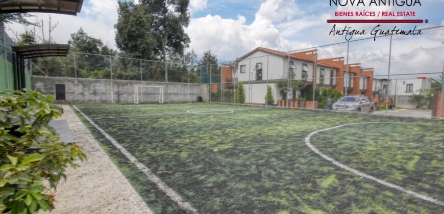 J139 – Casa amueblada de dos niveles en renta en el area de Ciudad Vieja