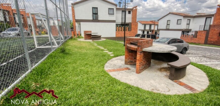 J139 – Casa amueblada de dos niveles en renta en el area de Ciudad Vieja