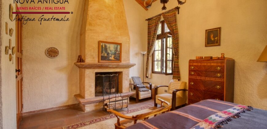 A4240 – Short-term rental in the center of Antigua Guatemala