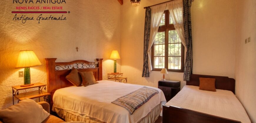 A4240 – Short-term rental in the center of Antigua Guatemala
