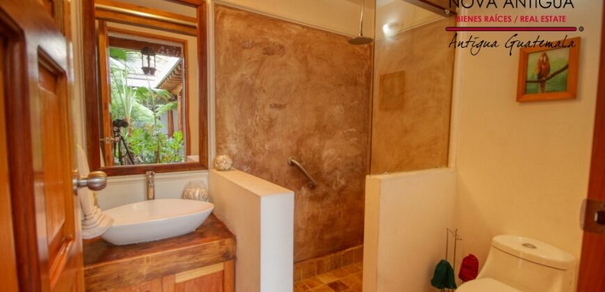 A4240 – Short-term rental in the center of Antigua Guatemala