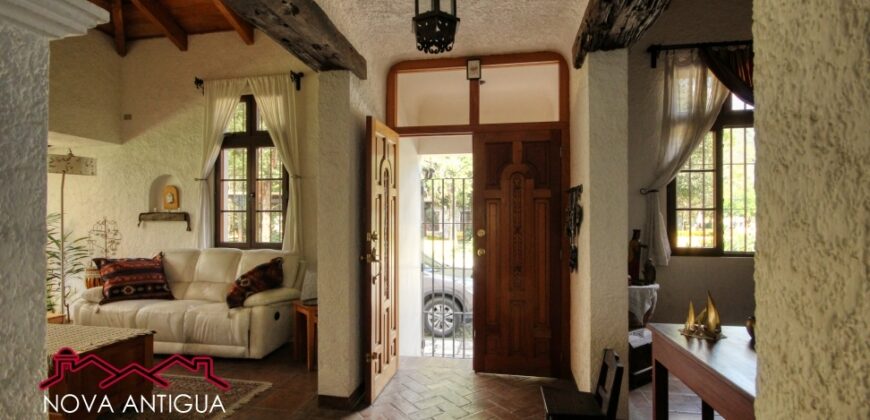 A4240 – Short-term rental in the center of Antigua Guatemala