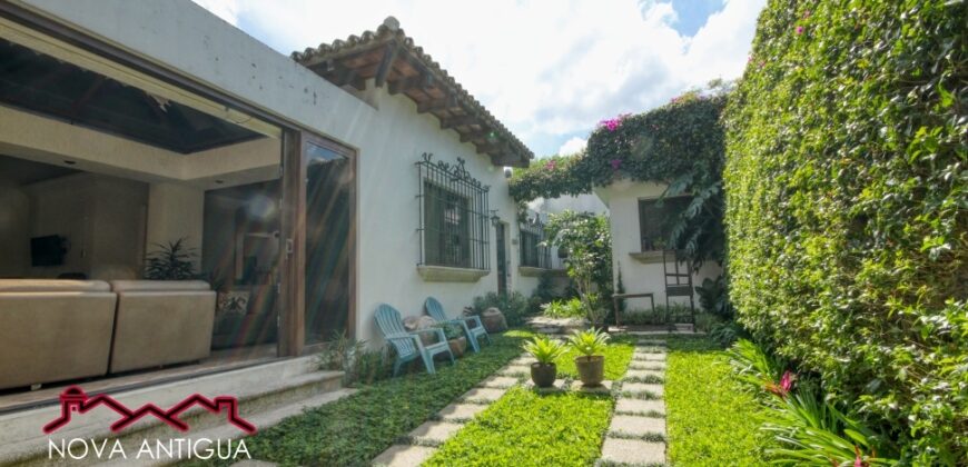 A4240 – Short-term rental in the center of Antigua Guatemala