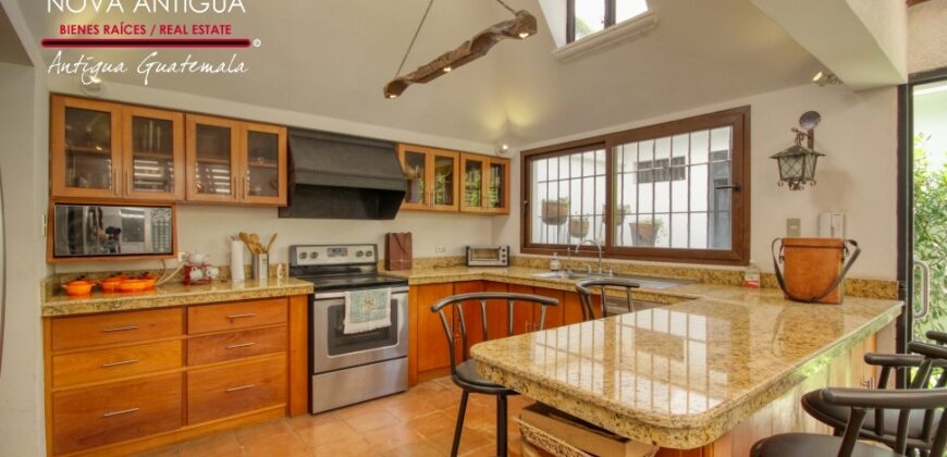 A4240 – Short-term rental in the center of Antigua Guatemala