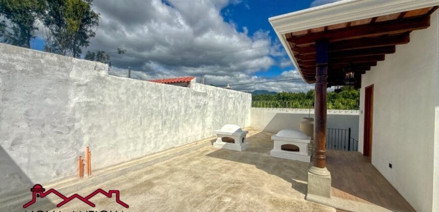 J143 – Casa estilo colonial con amplios espacios y 4 habitaciones en zona exclusiva