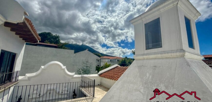 J143 – Colonial-style house with spacious rooms and 4 bedrooms in an exclusive area